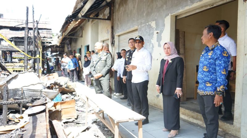 Wakil Bupati kotabaru Syairi Mukhlis bersama Forum Koordinasi Pimpinan Daerah (Forkopimda) meninjau langsung lokasi pasca kebakaran di Pasar Kemakmuran.