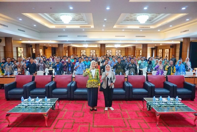 Foto Bersama Kabag Hukum Setda Tanah Bumbu, Nani Arianti bersama Peserta Bimtek Penyusunan Produk Hukum Desa di Banjarmasin, Rabu (29/10/2025).