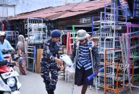 Anggota Lanal Kotabaru Bagikan Nasi Kotak Kepada Warga Momen Jumat Berkah