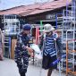 Anggota Lanal Kotabaru Bagikan Nasi Kotak Kepada Warga Momen Jumat Berkah