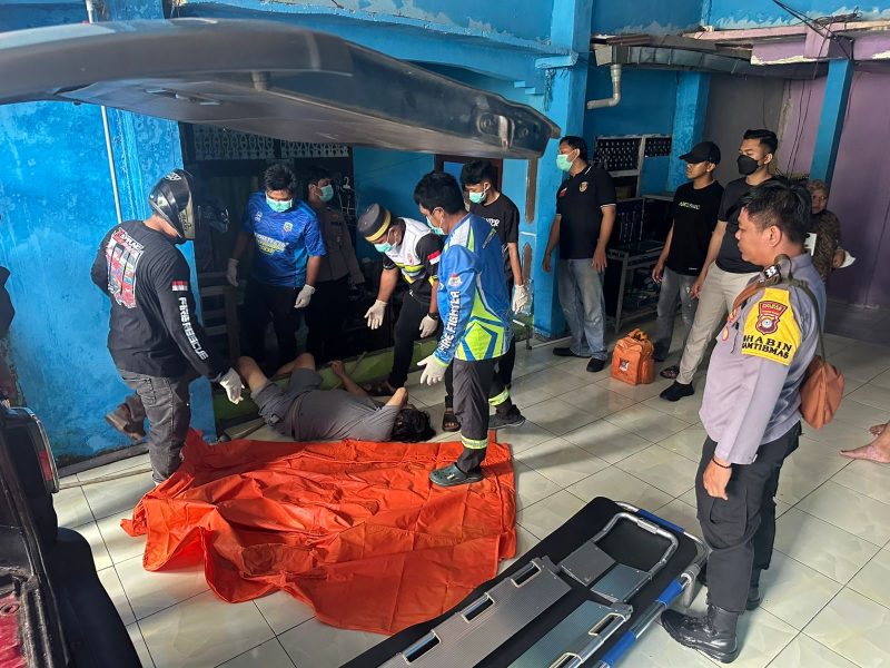Seorang pria ditemukan meninggal dunia di halaman sebuah rumah kos di Jalan Pangeran Kacil, Kelurahan Kotabaru Hilir.