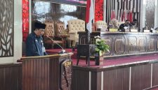 Asisten Administrasi Umum, Slamet Riyadi, S.Pd., M.Ed., sampaikan dua buah Raperda dalam rapat Paripurna Masa Persidangan Satu Rapat ke- 31, yang bertempat di Ruang Rapat Paripurna DPRD Kotabaru.