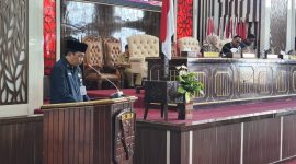 Asisten Administrasi Umum, Slamet Riyadi, S.Pd., M.Ed., sampaikan dua buah Raperda dalam rapat Paripurna Masa Persidangan Satu Rapat ke- 31, yang bertempat di Ruang Rapat Paripurna DPRD Kotabaru.