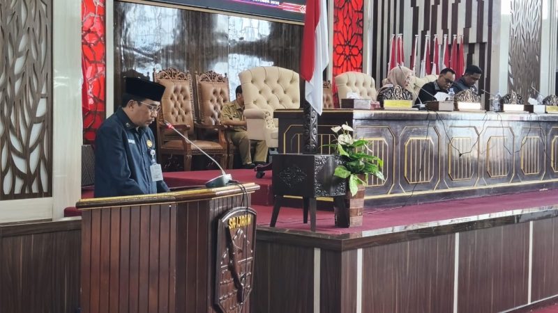 Asisten Administrasi Umum, Slamet Riyadi, S.Pd., M.Ed., sampaikan dua buah Raperda dalam rapat Paripurna Masa Persidangan Satu Rapat ke- 31, yang bertempat di Ruang Rapat Paripurna DPRD Kotabaru.