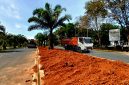 Taman Median Jalan Perkantoran Kabupaten Tanah Bumbu, Mulai Diisi tanah untuk dijadikan taman agar lebih cantik dan nyaman dipandang