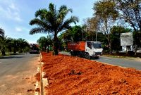 Taman Median Jalan Perkantoran Kabupaten Tanah Bumbu, Mulai Diisi tanah untuk dijadikan taman agar lebih cantik dan nyaman dipandang
