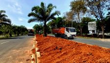 Taman Median Jalan Perkantoran Kabupaten Tanah Bumbu, Mulai Diisi tanah untuk dijadikan taman agar lebih cantik dan nyaman dipandang