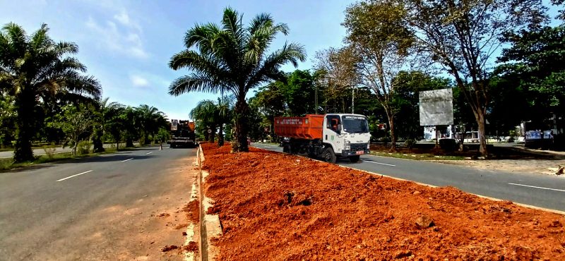 Taman Median Jalan Perkantoran Kabupaten Tanah Bumbu, Mulai Diisi tanah untuk dijadikan taman agar lebih cantik dan nyaman dipandang