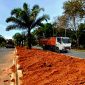 Taman Median Jalan Perkantoran Kabupaten Tanah Bumbu, Mulai Diisi tanah untuk dijadikan taman agar lebih cantik dan nyaman dipandang