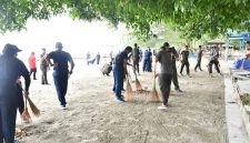 Aksi Bersih-bersih di Pantai Dalam Rangka HUT Armada di Kotabaru