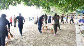 Aksi Bersih-bersih di Pantai Dalam Rangka HUT Armada di Kotabaru