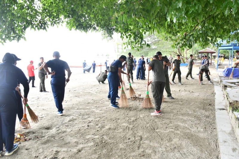 Aksi Bersih-bersih di Pantai Dalam Rangka HUT Armada di Kotabaru