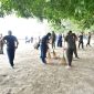 Aksi Bersih-bersih di Pantai Dalam Rangka HUT Armada di Kotabaru