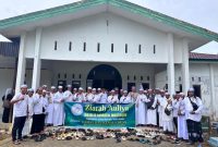jamaah Majelis Ta’lim Zikir dan Sholawat Shiratal Mustaqim Kecamatan Kusan Hilir dalam pelaksanaan Tour Ziarah ke Makam Pejuang Syiar Islam, Sabtu (13/12/2025).