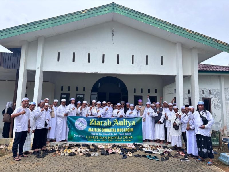 jamaah Majelis Ta’lim Zikir dan Sholawat Shiratal Mustaqim Kecamatan Kusan Hilir dalam pelaksanaan Tour Ziarah ke Makam Pejuang Syiar Islam, Sabtu (13/12/2025).