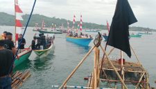 Festival Budaya Sarang Tiung 2025 yang berlangsung meriah di kawasan wisata Kampung Nelayan, Minggu (21/12/2025).