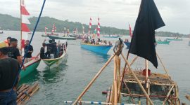 Festival Budaya Sarang Tiung 2025 yang berlangsung meriah di kawasan wisata Kampung Nelayan, Minggu (21/12/2025).