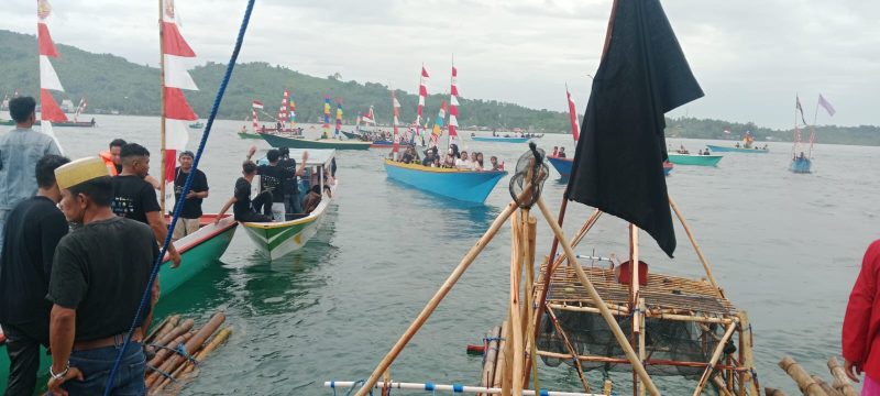 Festival Budaya Sarang Tiung 2025 yang berlangsung meriah di kawasan wisata Kampung Nelayan, Minggu (21/12/2025).