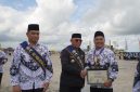 Bupati Kotabaru, H Muhammad Rusli Berikan Penghargaan Kepada Perwakilan Guru di Hari Peringatan Hari Guru Nasional di Kotabaru