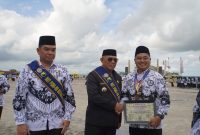 Bupati Kotabaru, H Muhammad Rusli Berikan Penghargaan Kepada Perwakilan Guru di Hari Peringatan Hari Guru Nasional di Kotabaru