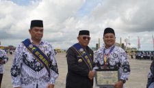 Bupati Kotabaru, H Muhammad Rusli Berikan Penghargaan Kepada Perwakilan Guru di Hari Peringatan Hari Guru Nasional di Kotabaru
