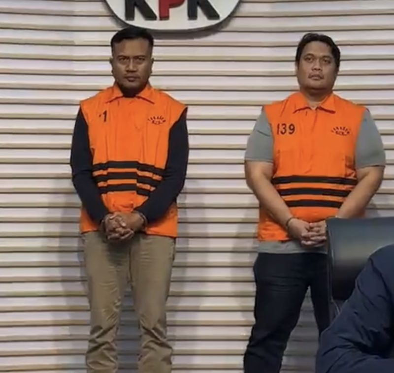 Kepala Kejaksaan Negeri Hulu Sungai Utara dan Kasi Intelijennya Saat Ditampilkan ke Publik di Gedung Merah Putih Terkai Kasus OTT Pemersan di Kabupaten Hulu Sungai Utara, Kalimantan Selatan