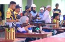 Ketua DPRD Kotabaru, Hj Suwanti Saat Coba Senjata di Kejuaraan Menembak HUT KORPRI