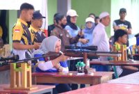 Ketua DPRD Kotabaru, Hj Suwanti Saat Coba Senjata di Kejuaraan Menembak HUT KORPRI