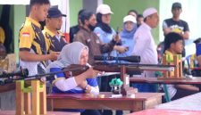 Ketua DPRD Kotabaru, Hj Suwanti Saat Coba Senjata di Kejuaraan Menembak HUT KORPRI