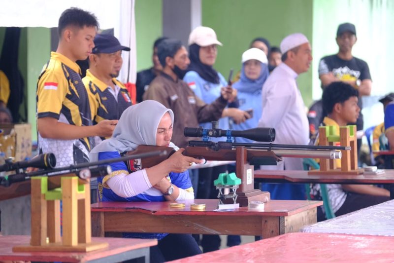 Ketua DPRD Kotabaru, Hj Suwanti Saat Coba Senjata di Kejuaraan Menembak HUT KORPRI