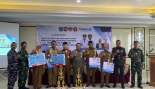 Foto Bersama Dengan Pemenang Lomba Poskamling Tingkat Kabupaten dan Provinsi Kalimantan Selatan Saat Sosialisasi Produk Hukum Daerah di Hotel Medina Pagatan Kabupaten Tanah Bumbu, Senin (15/12/2025).
