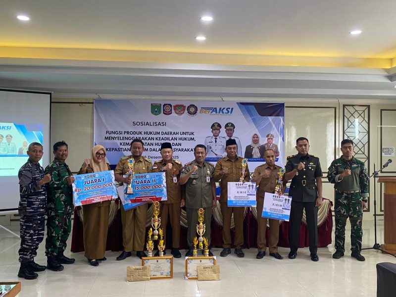 Foto Bersama Dengan Pemenang Lomba Poskamling Tingkat Kabupaten dan Provinsi Kalimantan Selatan Saat Sosialisasi Produk Hukum Daerah di Hotel Medina Pagatan Kabupaten Tanah Bumbu, Senin (15/12/2025).