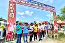 Pemotongan Pita Sebagai Tanda Dimulainya Jalan Sehat Dalam Rangka HUT ke 43 Desa Giri Mulya Kecamatan Kuranji Kabupaten Tanah Bumbu, Minggu (25/1/26).
