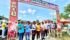 Pemotongan Pita Sebagai Tanda Dimulainya Jalan Sehat Dalam Rangka HUT ke 43 Desa Giri Mulya Kecamatan Kuranji Kabupaten Tanah Bumbu, Minggu (25/1/26).