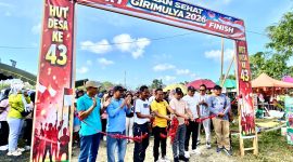 Pemotongan Pita Sebagai Tanda Dimulainya Jalan Sehat Dalam Rangka HUT ke 43 Desa Giri Mulya Kecamatan Kuranji Kabupaten Tanah Bumbu, Minggu (25/1/26).