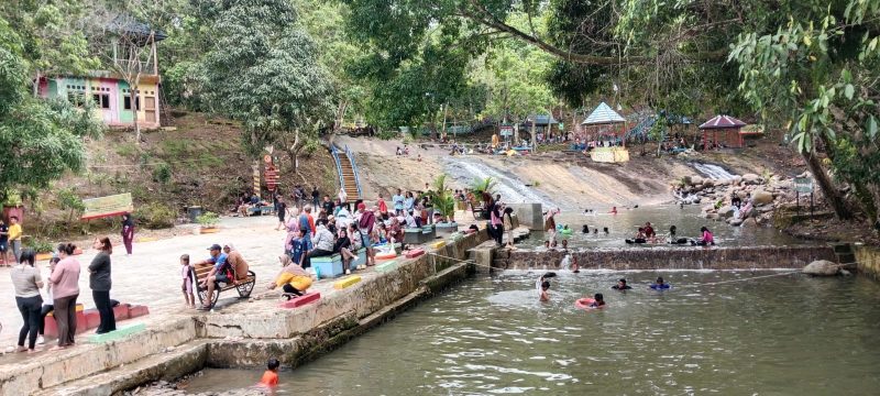 Suasana Wisata Air Terjun Tumpang Dua Kotabaru, Minggu (4/1/2026).
