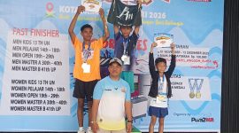 Owner Kids Kingdom Yupi menyerahkan medali, penghargaan dan uang pembinaan kepada pemenang lomba Run 5 K dan Run 2 K.