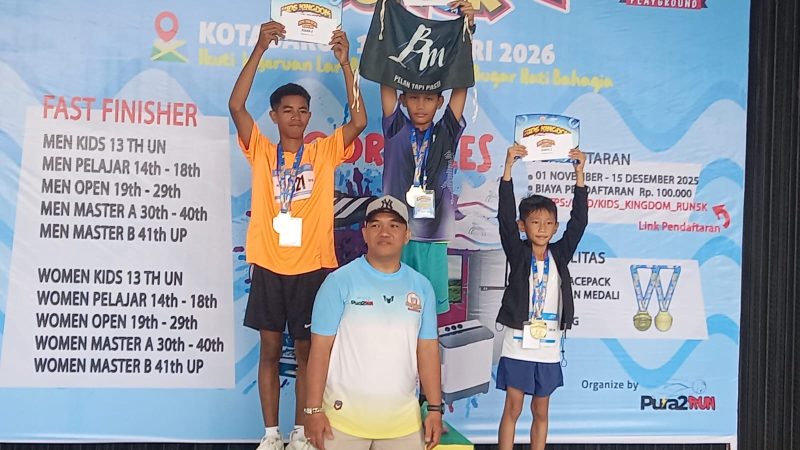 Owner Kids Kingdom Yupi menyerahkan medali, penghargaan dan uang pembinaan kepada pemenang lomba Run 5 K dan Run 2 K.
