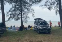 Suasana Pengunjung Wisata Pantai Rindu Alam Pagatan Kabupaten Tanah Bumbu, Dibawah Pohon Pinusnya