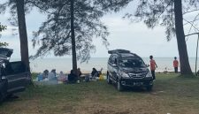 Suasana Pengunjung Wisata Pantai Rindu Alam Pagatan Kabupaten Tanah Bumbu, Dibawah Pohon Pinusnya