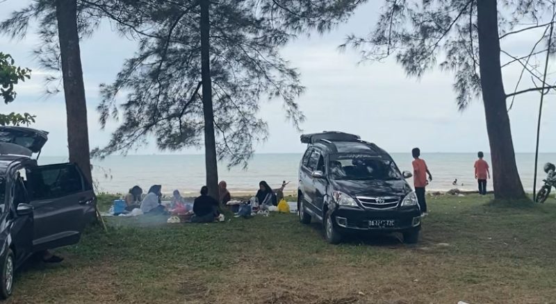 Suasana Pengunjung Wisata Pantai Rindu Alam Pagatan Kabupaten Tanah Bumbu, Dibawah Pohon Pinusnya
