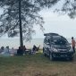 Suasana Pengunjung Wisata Pantai Rindu Alam Pagatan Kabupaten Tanah Bumbu, Dibawah Pohon Pinusnya