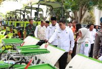 Bupati Tanah Bumbu Andi Rudi Latif didampingi Sekda Yulian Herawati Saat Hendak Serahkan Alsintan ke Petani di halaman Kantor Bupati setempat