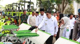 Bupati Tanah Bumbu Andi Rudi Latif didampingi Sekda Yulian Herawati Saat Hendak Serahkan Alsintan ke Petani di halaman Kantor Bupati setempat