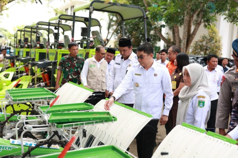 Bupati Tanah Bumbu Andi Rudi Latif didampingi Sekda Yulian Herawati Saat Hendak Serahkan Alsintan ke Petani di halaman Kantor Bupati setempat