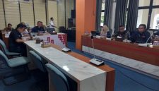 DPRD kabupaten kotabaru melaksanakan rapat pembahasan pelayanan serta penanggulangan gangguan jaringan internet dengan perwakilan pihak Telkom.