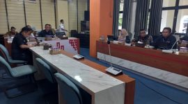 DPRD kabupaten kotabaru melaksanakan rapat pembahasan pelayanan serta penanggulangan gangguan jaringan internet dengan perwakilan pihak Telkom.