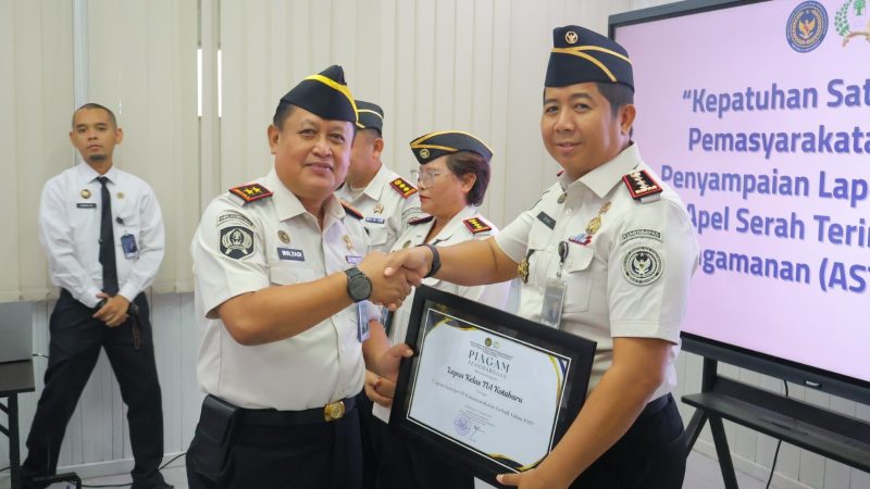 Kepala Lembaga Pemasyarakatan Kotabaru, Terima Penghargaan