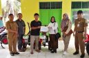Dinas Pertanian Kabupaten Kotabaru bersama Anggota DPRD Kotabaru, H. Rosidah, menyalurkan bantuan alat dan mesin pertanian kepada kelompok tani. 