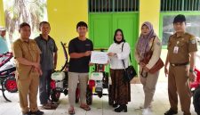 Dinas Pertanian Kabupaten Kotabaru bersama Anggota DPRD Kotabaru, H. Rosidah, menyalurkan bantuan alat dan mesin pertanian kepada kelompok tani. 